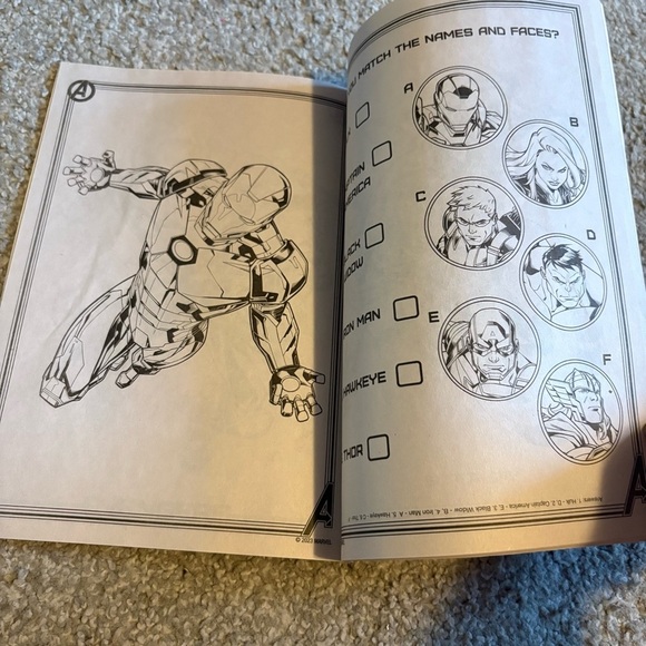 Marvel Avengers Jumbo Coloring Book Christmas with Red and Blue Cover NEW - Picture 4 of 4